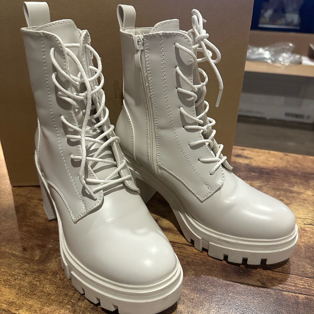 Steve Madden Earn Bone